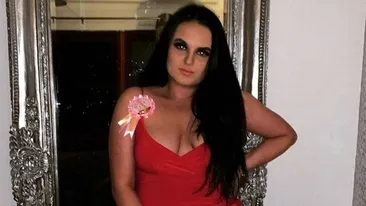 Poza aceasta a făcut înconjurul lumii. Ce reflexie “nefericită” apare în oglinda din spatele femeii