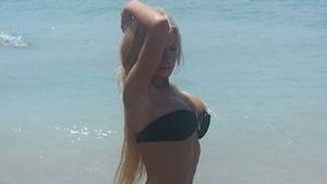 Cassandra lui Ogică a făcut toţi bărbaţii să saliveze! Uite cum a putut să se afişeze prin parc şi în ce poziţii stă la plajă