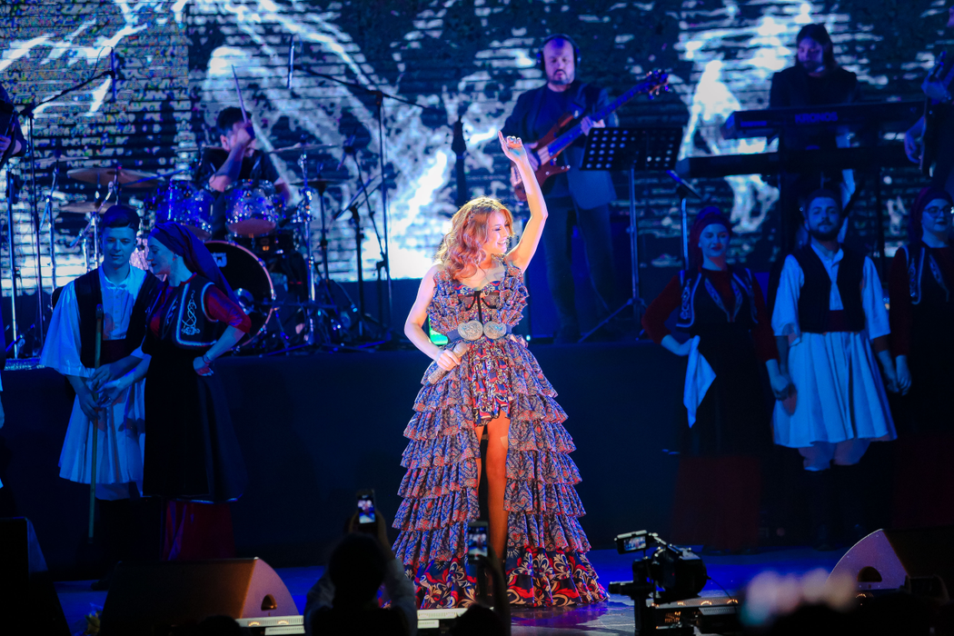 Elena Gheorghe, mărturii în lacrimi în fața a peste 4.000 de oameni. Imagini senzaționale de la show-ul cu muzică armânească