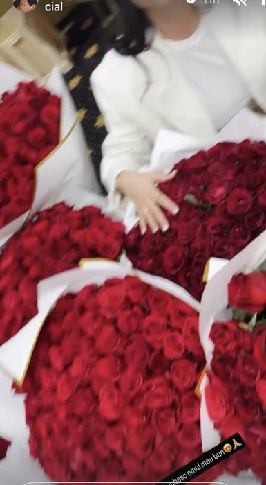 Florin Salam și-a surprins soția cu un cadou uriaș. Imaginile cu muntele de trandafiri roșii au devenit virale