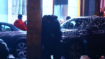 Tanara consolata de iubit, dupa o noapte ratata in club. Beata, trista si neinteleasa!