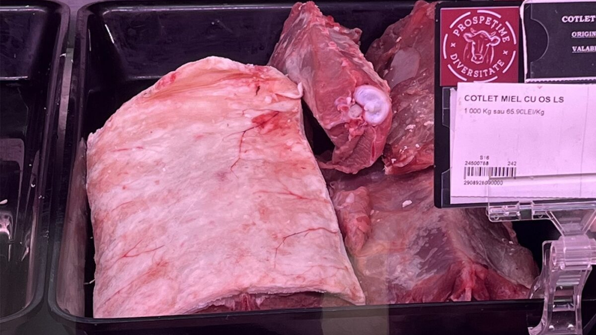 Cu ce preț se vinde cotletul de miel în Carrefour. Românii au crezut că este o eroare