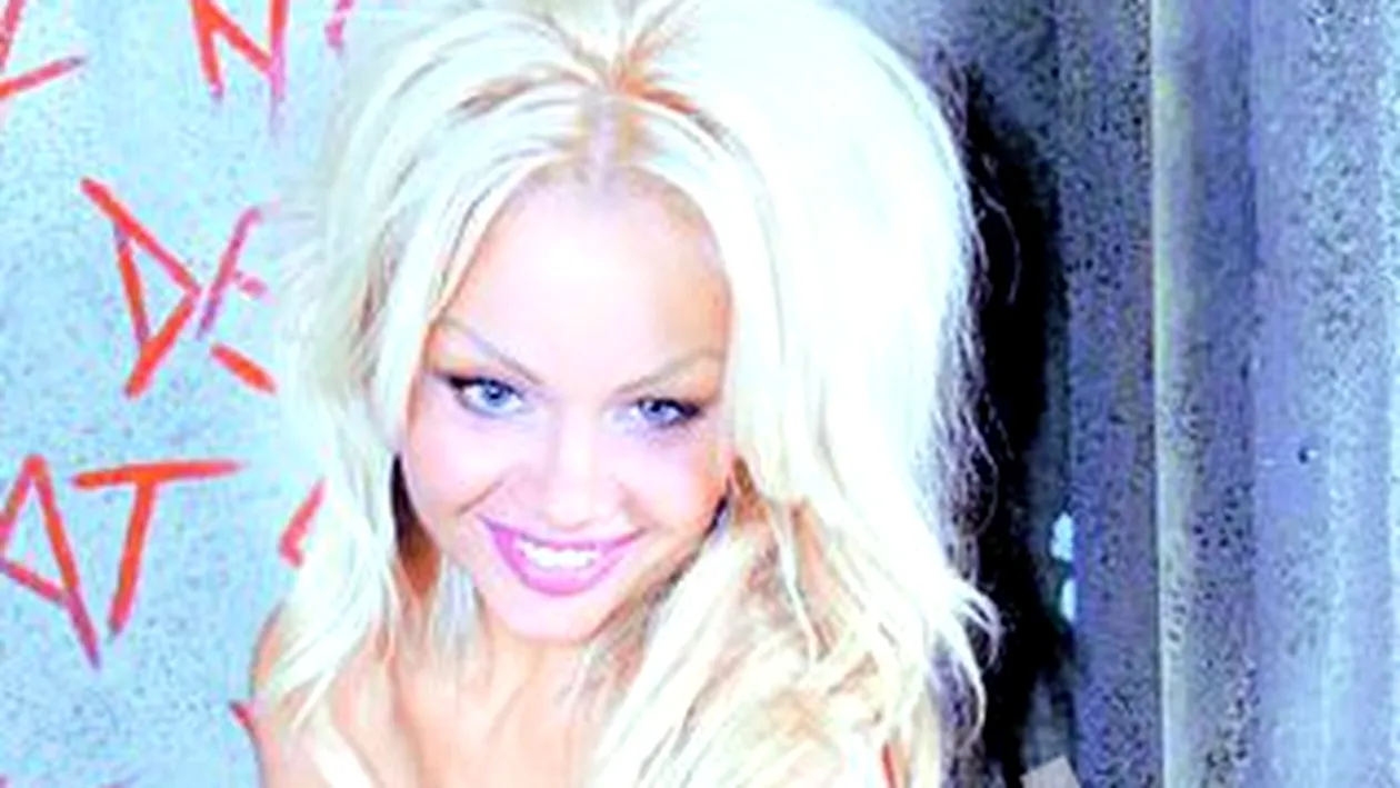 Pamela Anderson de Romania, o mamica grijulie! Se pregateste sa-si boteze fiul