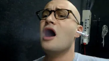 Cel mai SCARBOS filmulet! Mihai Bendeac, filmat in timp ce il MUSCA de fata si il SARUTA FRANTUZESTE pe catelul Deliei