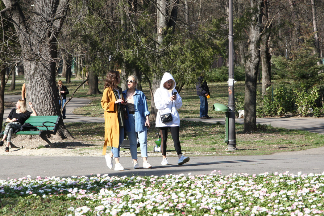 Alexandra Stan și două prietene ale ei au ieșit la o plimbare în parcul Herăstrău