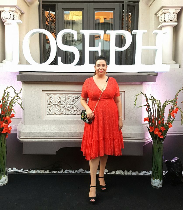 Oana Roman a apărut la un eveniment îmbrăcată cu o rochie roşie
