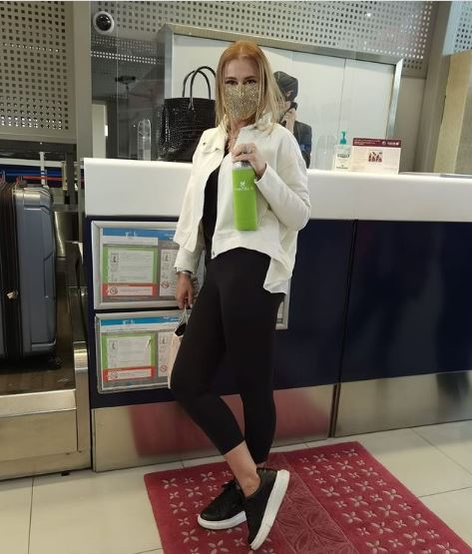 Ultima fiță a soției lui Reghe: mască de protecție placată cu aur GALERIE FOTO