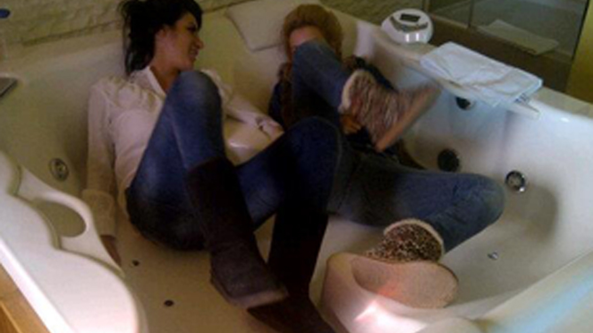 Pamela de Romania si Cristina Roman, dezmat in jacuzzi!