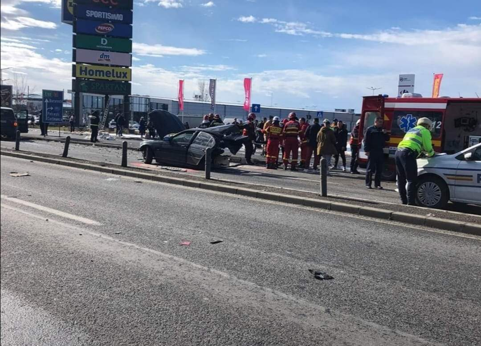 Accident teribil pe DN1! Un bolid a fost rupt în două, jumătate din maşină a zburat de pe şosea într-o curte