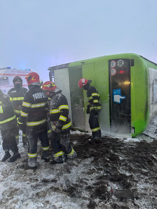 Cod roşu în România! Românii, sfătuiţi să stea în case! Drumuri închise şi fenomene meteo extreme. Încă 6 județe sunt vizate de vreme rea