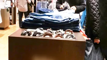 Ilie Nastase face ping-pong printre articolele la reducere dar nu-si gaseste numarul