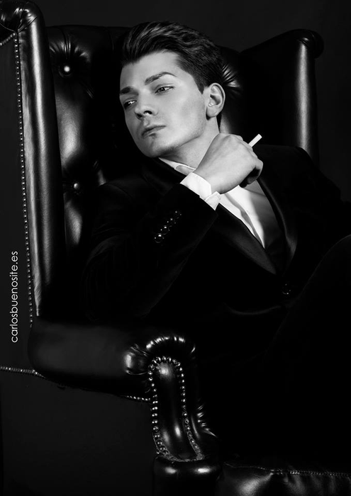 Pe lângă cariera de model, Bogdan lucrează ca analist de vânzări, la o multinațională din București