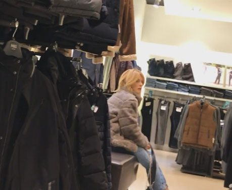 Însărcinată pentru a doua oară, Simona Gherghe se menține în formă la mall