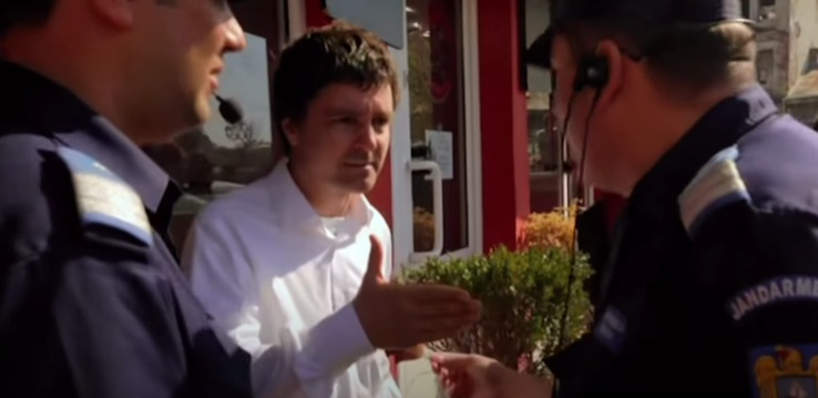 Nicușor Dan, băgat cu forța în duba de Jandarmi. Sursa foto: captură video