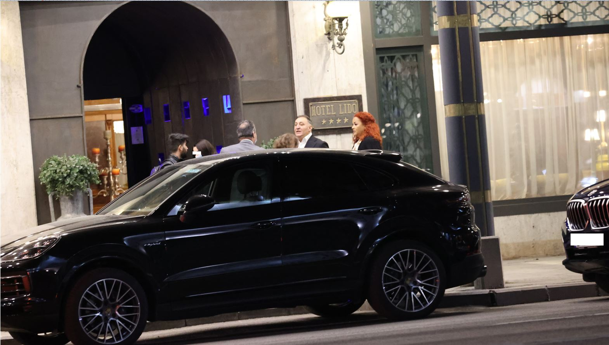 Vali Vijelie și soția lui sunt întâmpinați în fața restaurantului (Foto: CANCAN.RO)