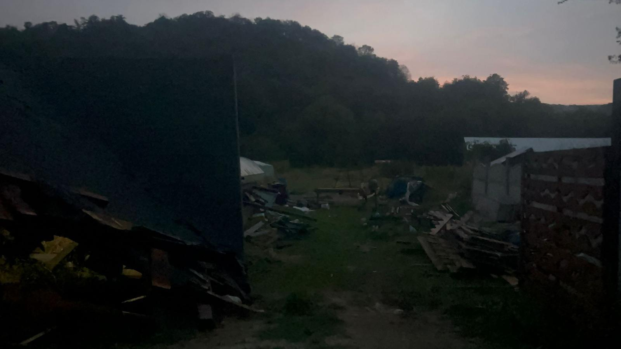 Furtuna a făcut ravagii în 15 județe! Un tânăr de numai 18 ani a murit după ce acoperișul desprins al unei case s-a prăbușit peste el