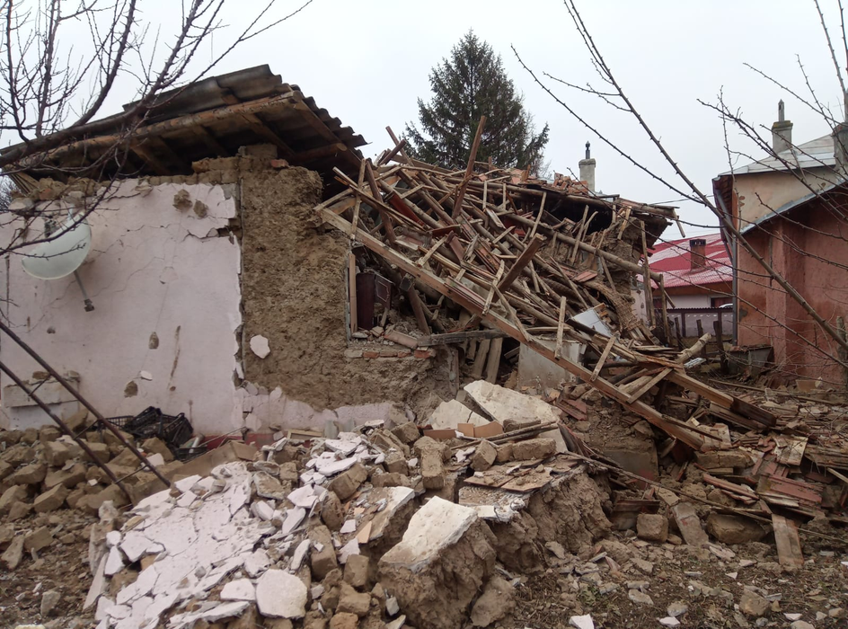 Explozie puternică în Teleorman! Un bărbat prins sub dărâmături, salvat de un pompier aflat în timpul liber