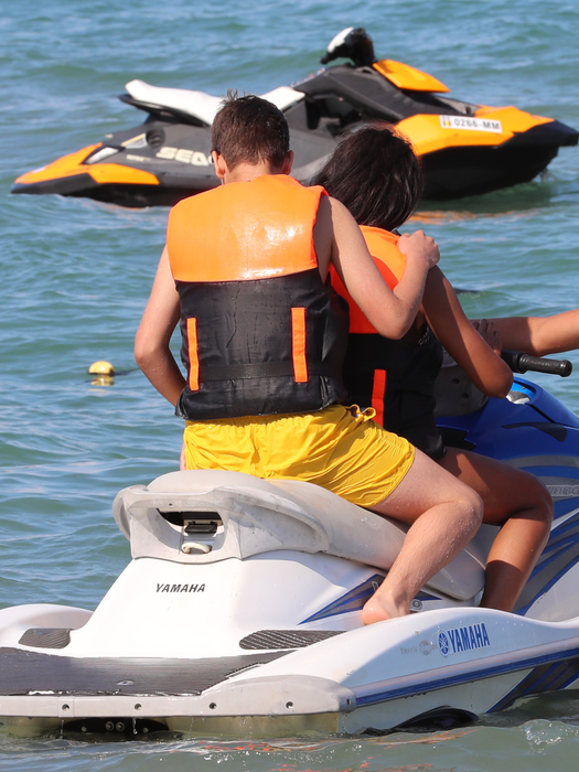 Laurette s-a distrat la mare şi s-a dat cu skijet-ul