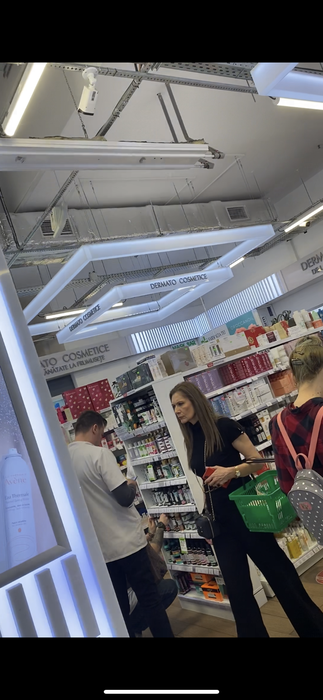 Romanița Iovan a fost la farmacia Tei, de unde și-a cumpărat cosmetice (Foto: CANCAN.RO)