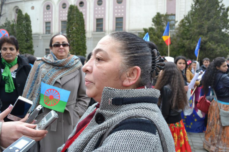 Există şi altfel de romi. Florin Nicoi are două facultăţi şi vrea să ducă toţi etnicii la şcoală
