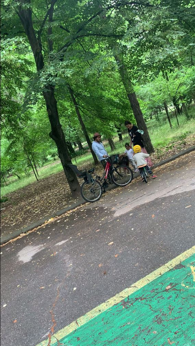 Chef Foa a ieșit, cu familia, la plimbare prin parc (Foto: CANCAN.RO)