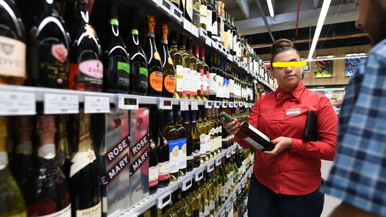 Ce salariu are un angajat Mega Image care pune marfa pe raft. Ce atribuții are lucrătorul comercial