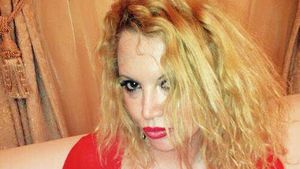 VIDEO! OANA LIS, fără inhibiţii! Blonda dansează lasciv la o terasă:‘’Zici că te reverşi...’’