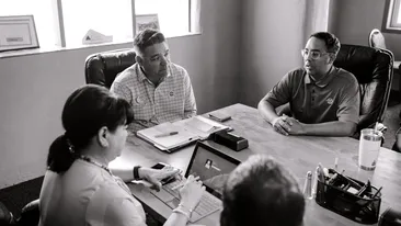 Val de concedieri într-o industrie cunoscută. O companie restructurează 50.000 de locuri de muncă