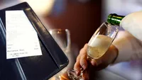 Câți bani a plătit un client pentru o sticlă de șampanie, într-un restaurant. A înlemnit când a văzut nota de plată
