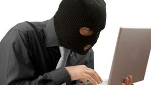 Atenție la înșelătorii! Discuția dintre un internaut și un hoț online. S-a folosit de numele lui Vasilică Ceterașu să facă bani