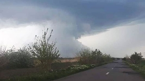 O nouă tornadă, filmată aseară în România. Cel puţin 10 case au rămas fără acoperişuri. VIDEO