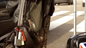 Inna urmeaza trendurile si in avion! Uite ce colanti la moda are!