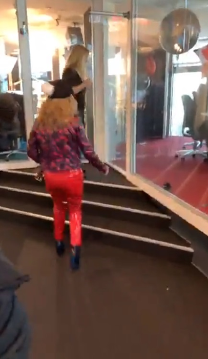 Loredana Groza, apariție neașteptată la o emisiune de la radio! Ce mesaj avea scris pe căciula