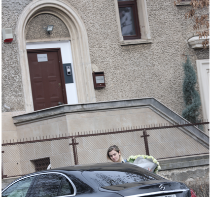 Irina Tănase duce buchetul la mașină (Foto: CANCAN.RO)