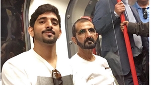 Prinţul din Dubai, pozat în metroul londonez. Vezi cine îl însoţea