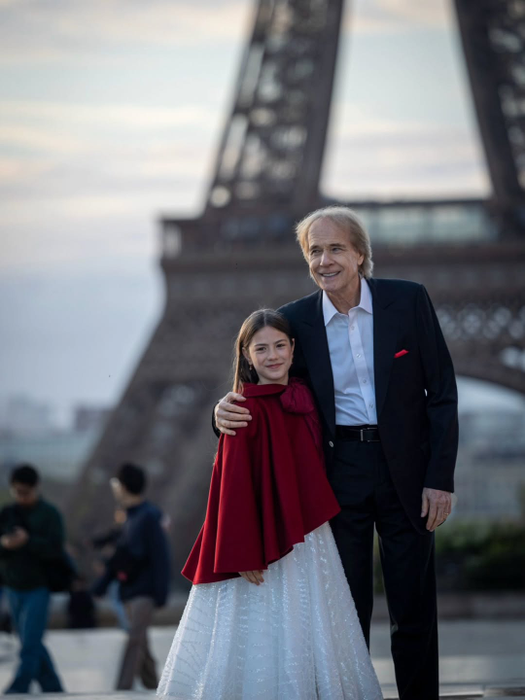 La doar 10 ani, o fetiță a filmat un videoclip cu Richard Clayderman. Cine este Miriam Vultur, de fapt
