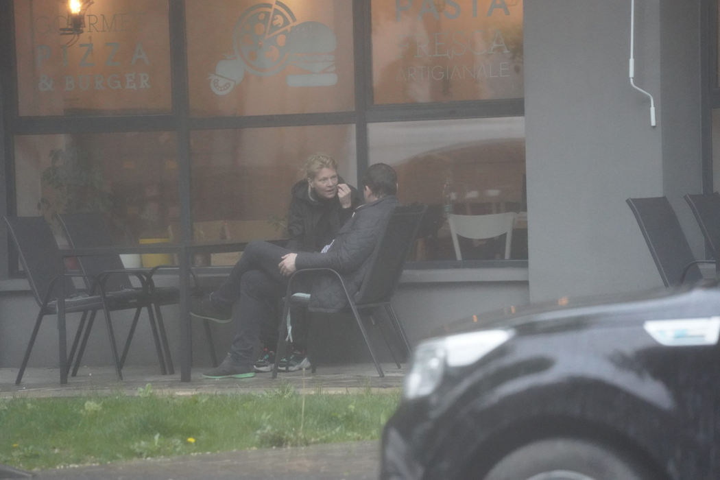 Dana Nălbaru discută cu amicul ei și al lui Dragoș Bucur