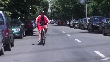 Uite-l pe Toni Grecu calare! Seful de la Serviciul Roman de Comedie a dat startul turului ciclist al Bucurestiului!