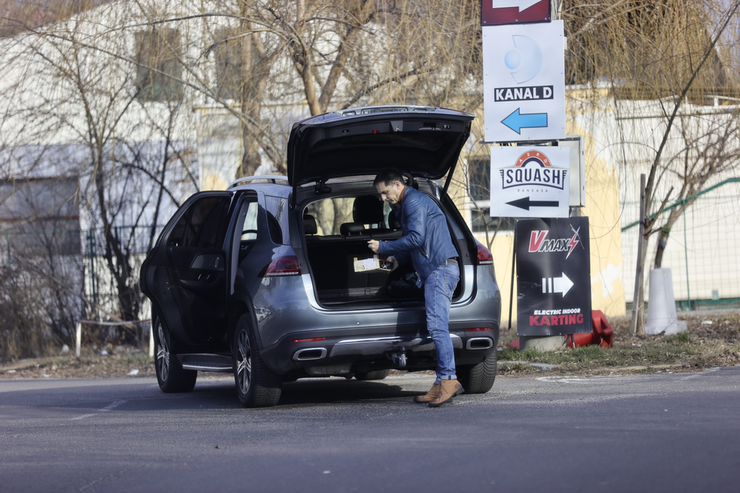 Dan Negru a pregătit câteva fructe pentru prietenul său Horia Moculescu (Foto: CANCAN.RO)