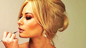 Niciodata publicul nu a vazut-o asa! Laura Cosoi, surprinsa pe o plaja indepartata, aproape dezbracata si fara pic de machiaj