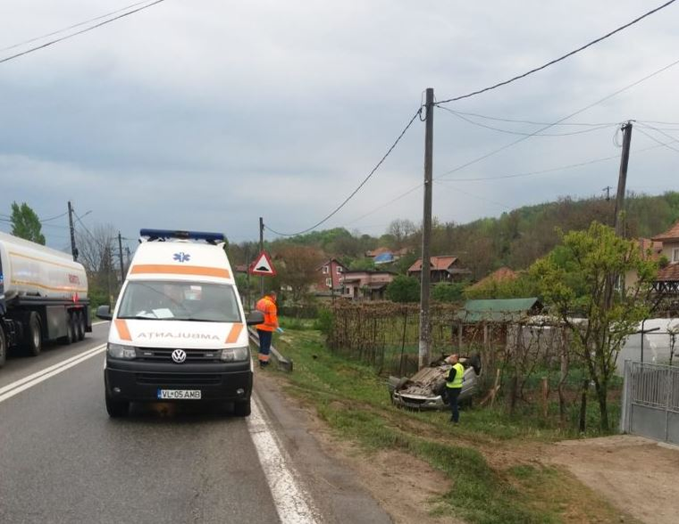 Accident violent în Vâlcea! Doi oameni au fost răniți, după ce s-au răsturnat de mai multe ori cu mașina în care erau