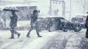 Un nou val de ger lovește România! Meteorologii anunță cod galben de viscol și ninsori