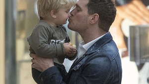Celebrul MICHAEL BUBLE le-a dat tuturor fanilor o veste bună despre băieţelul său de numai trei ani care se luptă cu cancerul