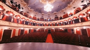 Incident pe scenă la Teatrul Național Iași. Un actor a fost rănit după căderea unui element de decor