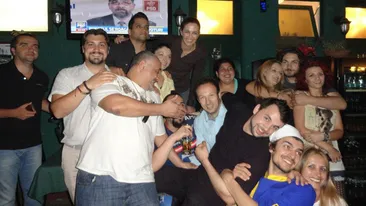 Tu te uitai la televizor la ei, dar toti concurentii MasterChef erau la o petrecere! Vezi unde au vazut finala si cum au sarbatorit intr-un bar impreuna cu unul dintre chefi