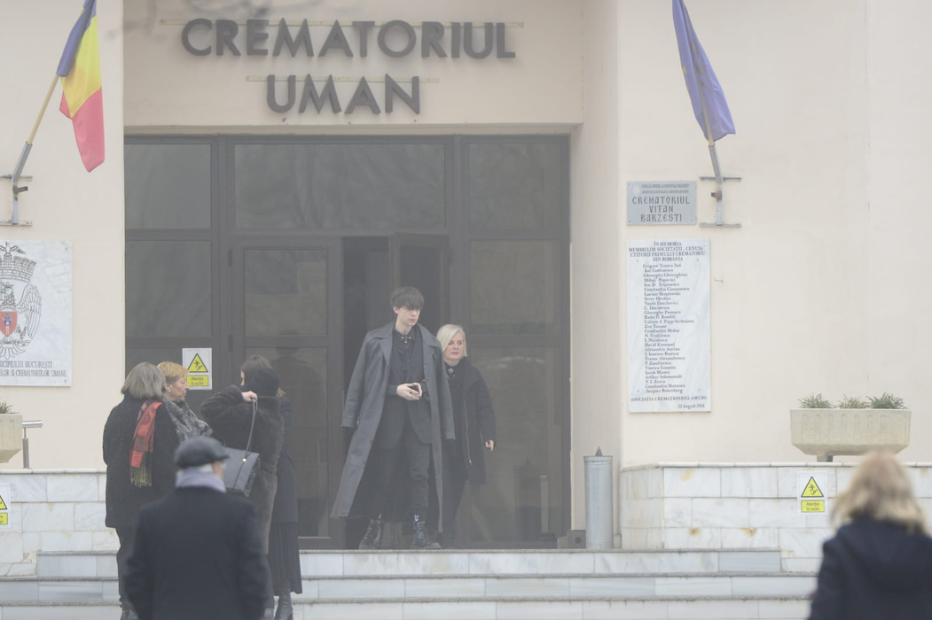 Cutremurător! Ce mesaj a apărut, scris cu cretă, pe trotuarul din fața capelei Cimitirului Bellu, unde este depus trupul Cristinei Țopescu