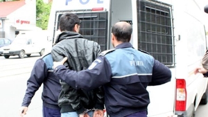 A furat 10.000 de lei unei bătrâne și și-a cumpărat o mașină. Ce s-a întâmplat ulterior cu hoțul