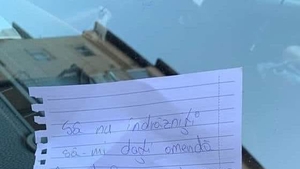 O tânără din Baia Mare a lăsat un mesaj inedit polițiștilor, după ce și-a parcat mașina: ”Să nu îndrăzniți să-mi dați amendă!”
