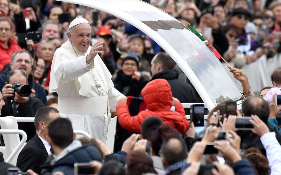 Papa Francisc a primit cadou un Lamborghini Huracan de culoare albă! A spus rapid ce plănuieşte să facă cu super maşina după ce a sfinţit-o