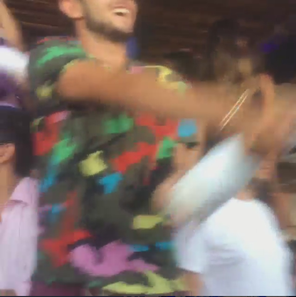 Robert Becşenescu filmează în club un moment în care petrecăreţii stropesc cu şampanie